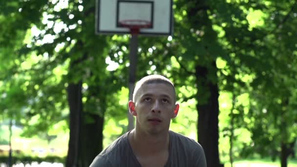 Man throwing free throw — Stock Video