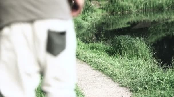 Młody człowiek jogging w parku — Wideo stockowe