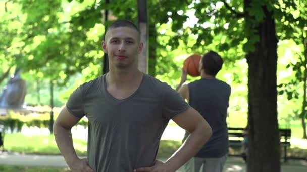 Gelukkig basketbalspeler in park — Stockvideo