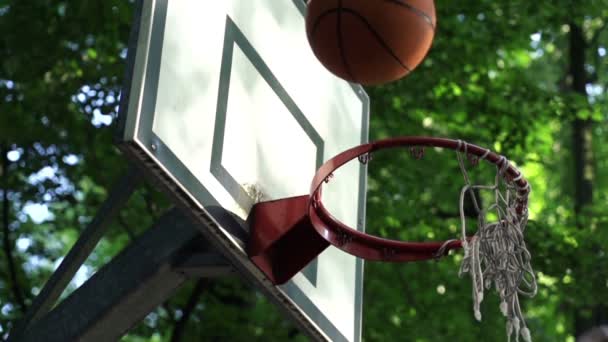 Balón de baloncesto tiro fallido — Vídeo de stock