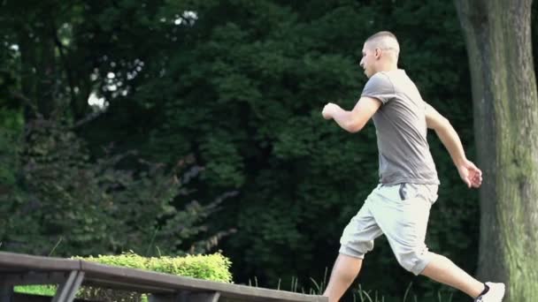 Jogger bereiken top van de trap — Stockvideo