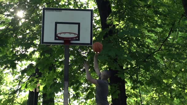 Homem jogando basquete — Vídeo de Stock