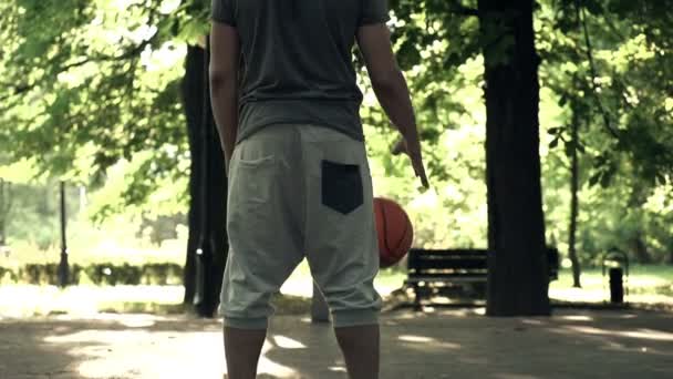 Mann verpasst Basketballwurf auf dem Platz — Stockvideo