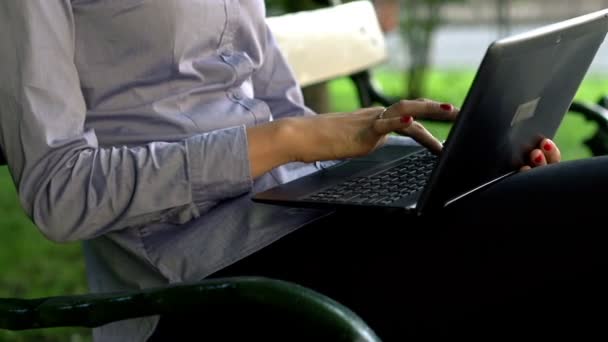 Empresaria manos escribiendo en el ordenador portátil — Vídeos de Stock