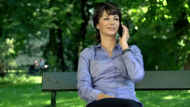 Affärskvinna som talar i mobiltelefon — Stockvideo
