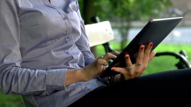 Geschäftsfrau arbeitet an Tablet — Stockvideo