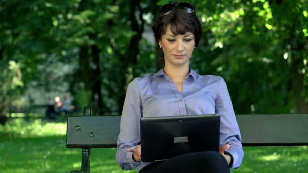 Geschäftsfrau arbeitet am Laptop — Stockvideo