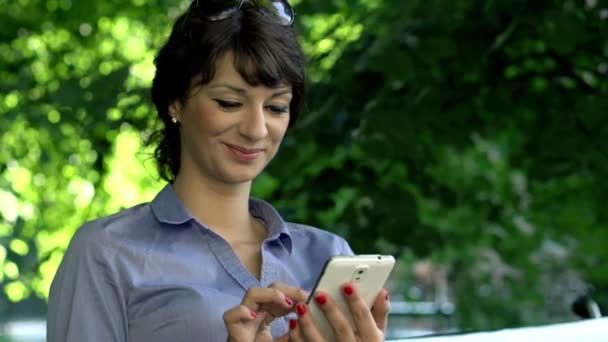 Businesswoman texting on smartphone — Stock Video