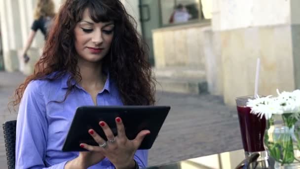 Mujer de negocios con tableta en la cafetería — Vídeos de Stock