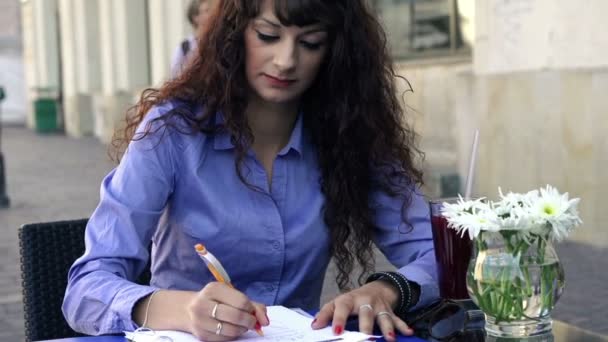 Femme d'affaires travaillant avec des documents dans un café — Video