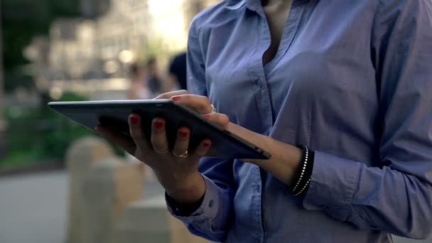 Geschäftsfrau arbeitet an Tablet-Computer — Stockvideo