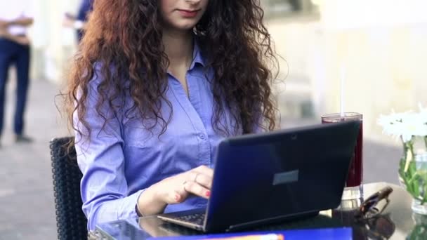 Zakenvrouw Werken op Laptop — Stockvideo