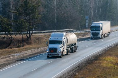 Tataristan, Rusya, Otoyol M7 - 4 Kasım 2020. Kamyonlar federal otoyol boyunca gidecekleri yere doğru hareket ediyor. Yakıt taşımacılığı