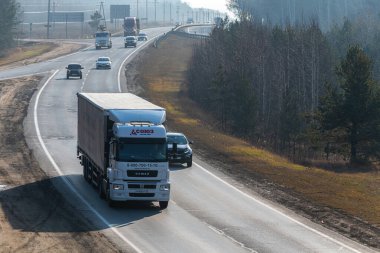 Tataristan, Rusya, Otoyol M7 - 4 Kasım 2020. Kamyonlar federal otoyol boyunca gidecekleri yere doğru hareket ediyor.. 