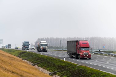 Tataristan, Rusya, Otoyol M7 - 4 Kasım 2020. Kamyonlar federal otoyol boyunca gidecekleri yere doğru hareket ediyor. Sisli bir sabah.