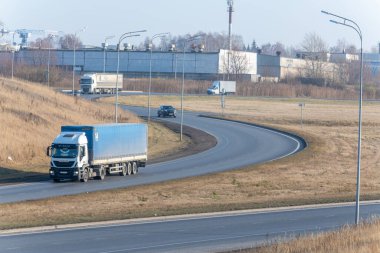 Tataristan, Rusya, Otoyol M7 - 4 Kasım 2020. Kamyonlar federal otoyol boyunca gidecekleri yere doğru hareket ediyor.. 