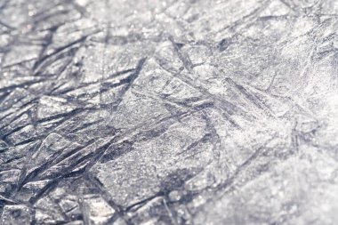 Güneşte parlayan şeffaf buz kristallerinin dokusu kırılmış arka plan