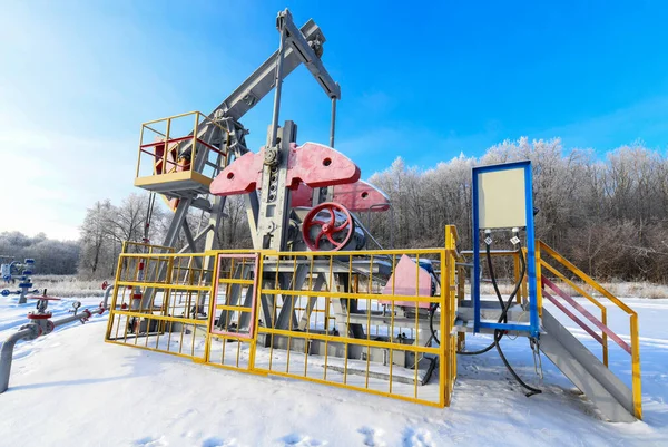Petrol Pompası Kış Işi Bir Petrol Kuyusunda Karşılıklı Piston Pompası — Stok fotoğraf