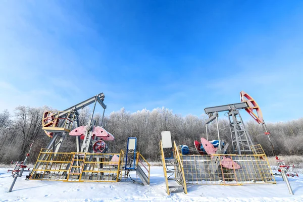 Petrol Pompası Kış Işi Bir Petrol Kuyusunda Karşılıklı Piston Pompası — Stok fotoğraf