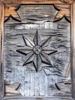 Eski bir Rus evinin eski pencere perdeleri. Güneşte solmuş ve aktif hava tarafından yok edilmiş..