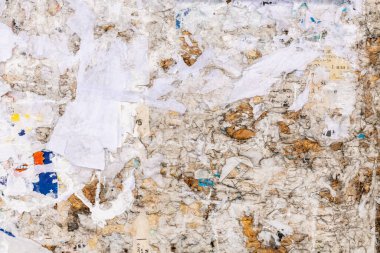 Eski grunge, ahşap bir zeminde yırtılmış vintage kolaj. Sokak posterleri buruşmuş kağıt levha desenli arka plan. Kalan yapıştırıcı ve parçalanmış kağıt parçaları.
