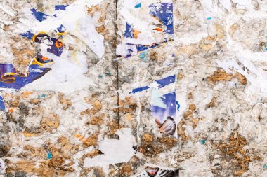 Eski grunge, ahşap bir zeminde yırtılmış vintage kolaj. Sokak posterleri buruşmuş kağıt levha desenli arka plan. Kalan yapıştırıcı ve parçalanmış kağıt parçaları.