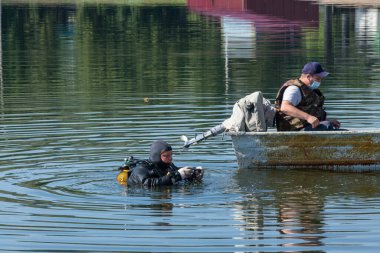 Rusya, Volga Nehri Kama - 5 Ağustos 2020. Antiviral maskeler profesyonel dalgıç asistanları. Denizaşırı sanayi işgali. Ticari açık deniz dalışı