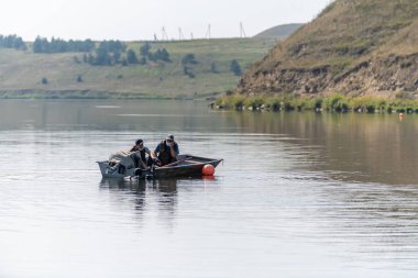 Rusya, Volga Nehri Kama - 5 Ağustos 2020. Bir asistan, nesnenin durumunu incelemek için profesyonel dalgıçtan video kompleksi alır. Denizaşırı sanayi işgali. Ticari açık deniz dalışı
