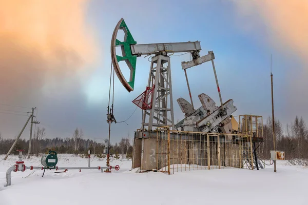 Güneş Doğarken Gün Batımında Gökyüzünün Altında Yağ Pompası Petrol Pompası - Stok İmaj