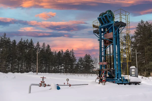 Pompage Huile Hiver Travail Machine Industrielle Énergie Plate Forme Pétrolière Photos De Stock Libres De Droits