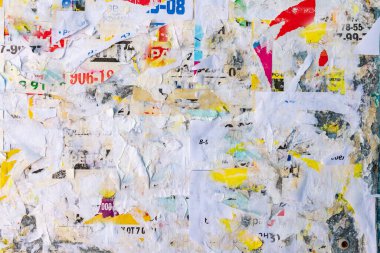 Eski grunge yırtık yırtık vintage kolaj renkli sokak posterleri buruşmuş kağıt yüzey plaket desenli arka plan