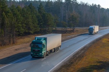 Tataristan, Rusya, Otoyol M7 - 4 Kasım 2020. Kamyonlar federal otoyol boyunca gidecekleri yere doğru hareket ediyor. Sisli bir sabah.