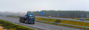 Tataristan, Rusya, Otoyol M7 - 4 Kasım 2020. Sisli bir sabah. Araba trafiğini takip et. M7 otoyolunda kavşak. Kazan ve Naberezhnye Chelny 'e yol işareti