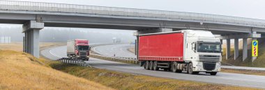 Tataristan, Rusya, Otoyol M7 - 4 Kasım 2020. Sisli bir sabah. Araba trafiğini takip et. M7 otoyolunda kavşak.