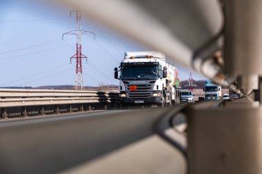 Tataristan, Rusya, Otoyol M7 - 14 Nisan 2021. Bir PJSC TATNEFT tankeri Menzel Nehri 'ni geçer. Kamyon hedeflerine doğru federal otoyol boyunca ilerliyor..