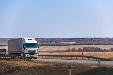 Tataristan, Rusya, Otoyol M7 - 14 Nisan 2021. Kamyon IVECO, federal otoyol boyunca gidecekleri yere gidiyor..