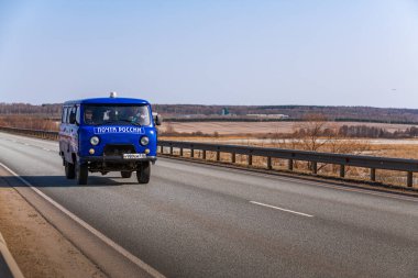 Tataristan, Rusya, Otoyol M7 - 14 Nisan 2021. Rus Posta Arabası, federal otoyol boyunca gidecekleri yere doğru ilerliyor..