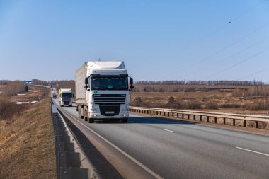 Tataristan, Rusya, Otoyol M7 - 14 Nisan 2021. DAF kamyonları hedeflerine doğru federal otoyol boyunca ilerliyorlar..