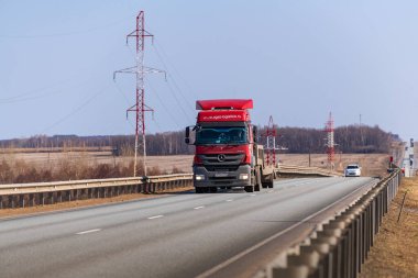 Tataristan, Rusya, Otoyol M7 - 14 Nisan 2021. AGAT-Lojistik Şirketi 'nin kamyonu federal otoyol boyunca gidecekleri yere doğru hareket ediyor..