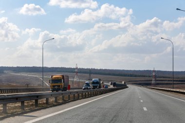 Ufa Otoyolu - Kazan M7, Rusya - 23 Nisan 2021. Kamyon hedeflerine doğru federal otoyol boyunca ilerliyor..