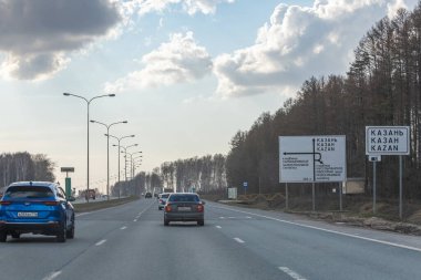 Ufa Otoyolu - Kazan M7, Rusya - 23 Nisan 2021. M7 otobanından Kazan şehrine giriş.
