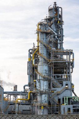 Dumanlı Kimyasal Fabrika Fabrikası. Duman emisyonu. Petrol ve gazda damıtma kolonu, varil ve borusu olan Petrokimya endüstrisi. Ekoloji ve çevre koruma sorunları, hava kirliliği