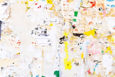 Birçok rakam ve harften oluşan kolaj yırtık reklam sokak posterleri grunge buruşmuş kağıt desenli arka plan pankartı yüzeyi. Eski grunge sökülmüş sokak posterleri pankart dokusu arka planı