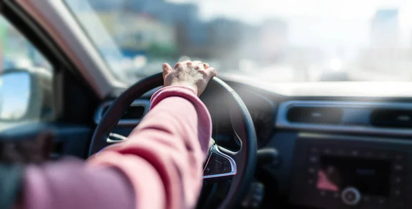 Mano Hombre Sosteniendo Volante Coche Hombre Mujer Conduciendo Coche Fotos de stock