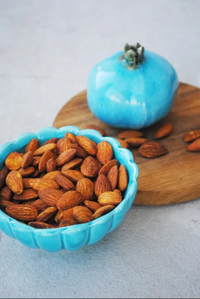 Blue dishes in eastern style with almonds and pistachios — Stock Photo, Image