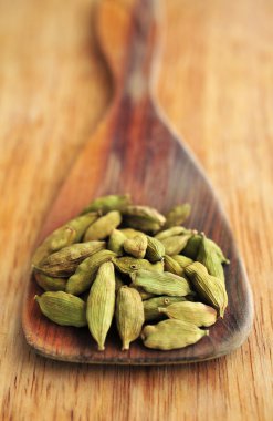 Spatula ile yeşil kakule