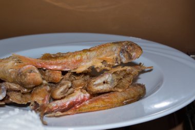 Kızarmış Balık kefal ile karışık karides ve kalamar