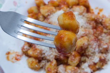 Patates gnocchi et sos ile