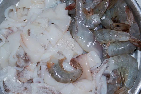 Pescado frito mixto con camarones salmonete y calamares —  Fotos de Stock