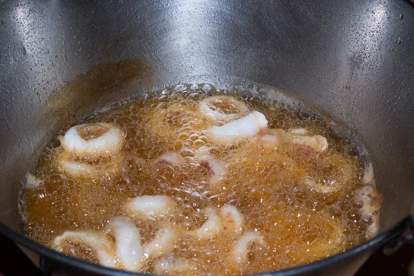 Blandad stekt fisk med mulle räkor och bläckfisk — Stockfoto